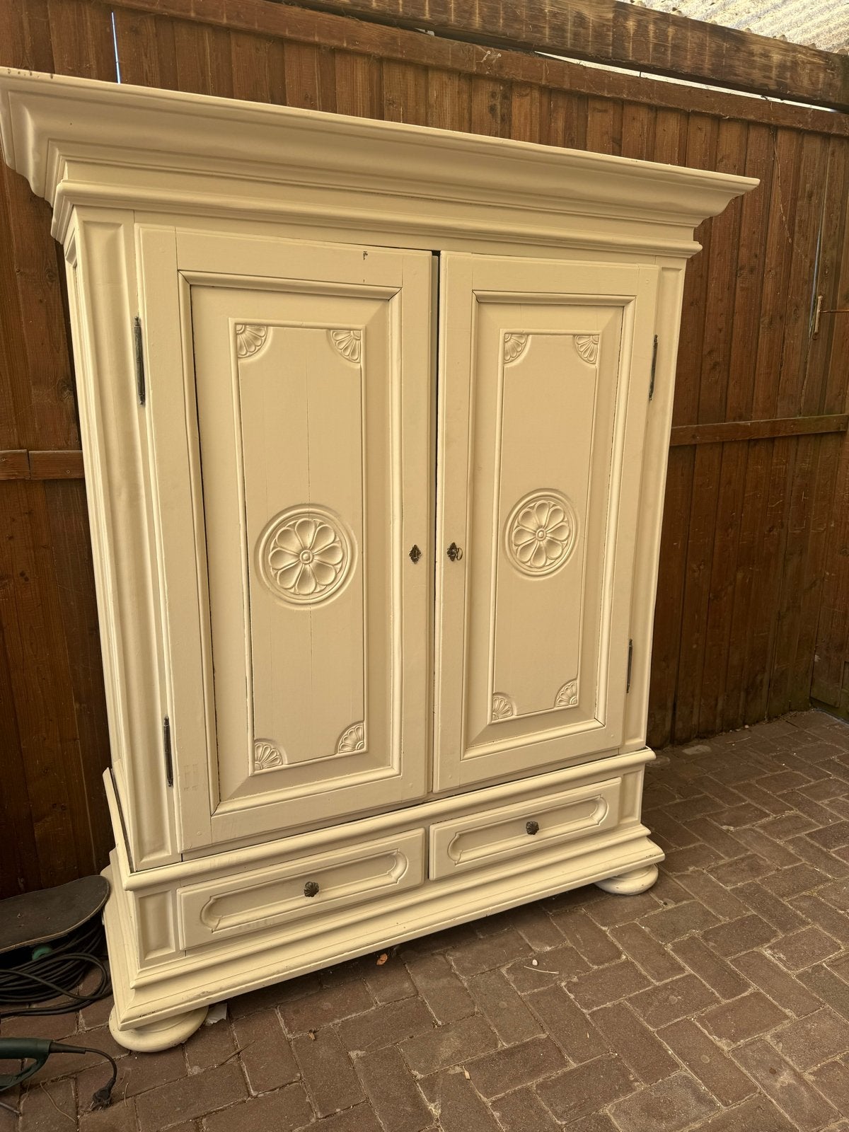 Antieke beige Kast met Snijwerk en Lades, Antiek en Kunst, Antiek | Meubels | Kasten, Ophalen