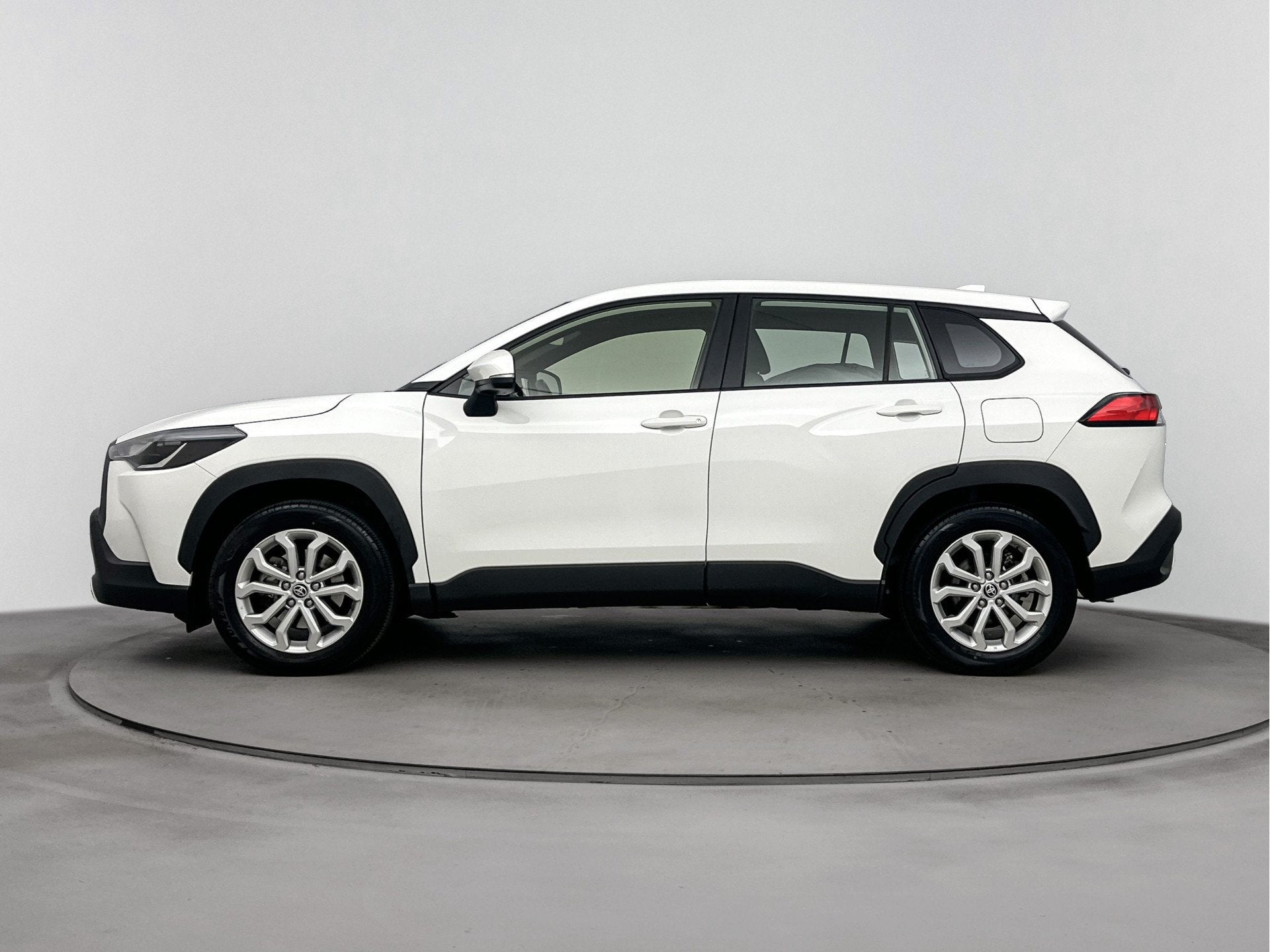 Toyota Corolla Cross Hybrid 140 Active Plus | Stoel / Stuur, 12 maanden, Stof, Gebruikt, Wit