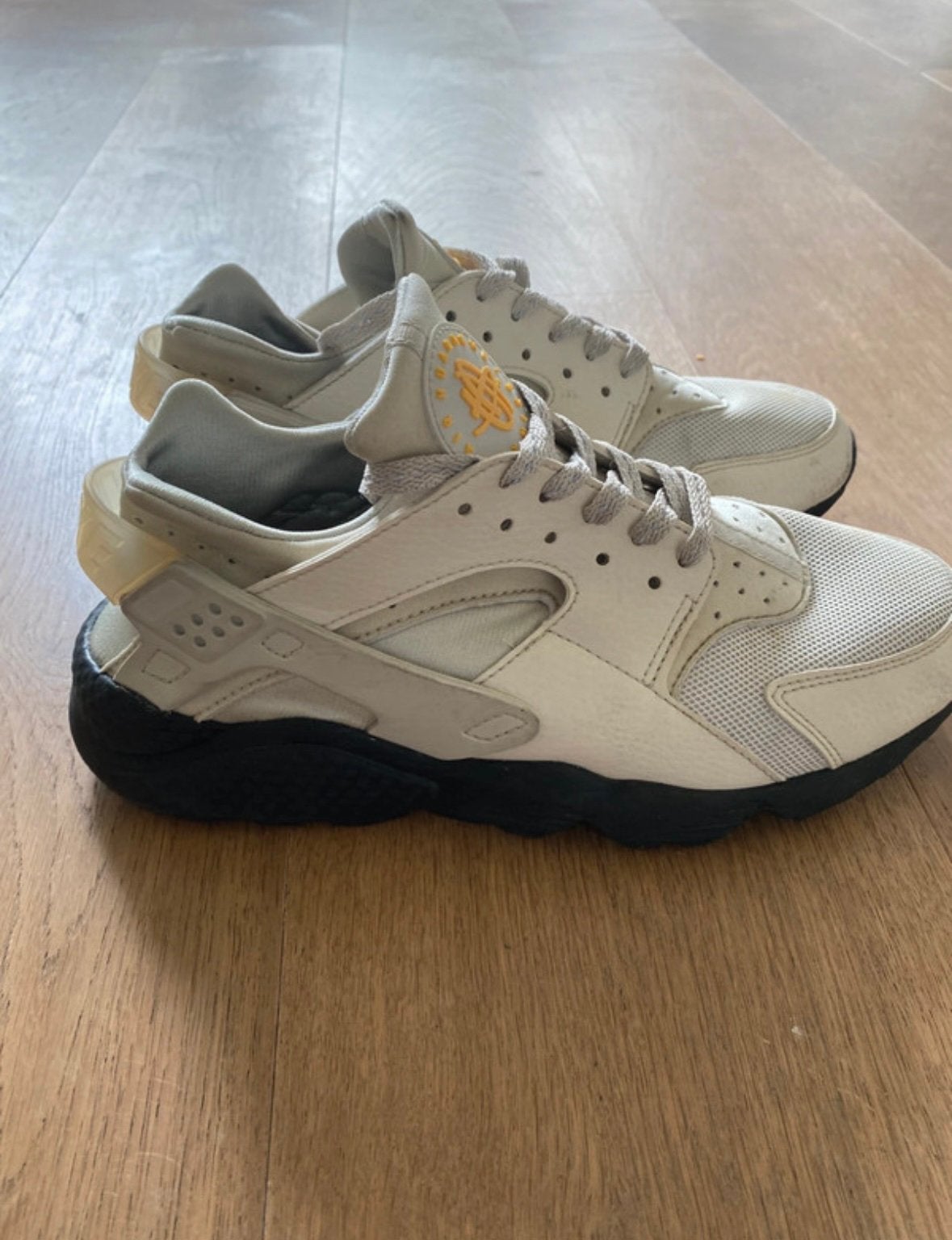White Nike air huarache, Ophalen of Verzenden, Zo goed als nieuw, Wit
