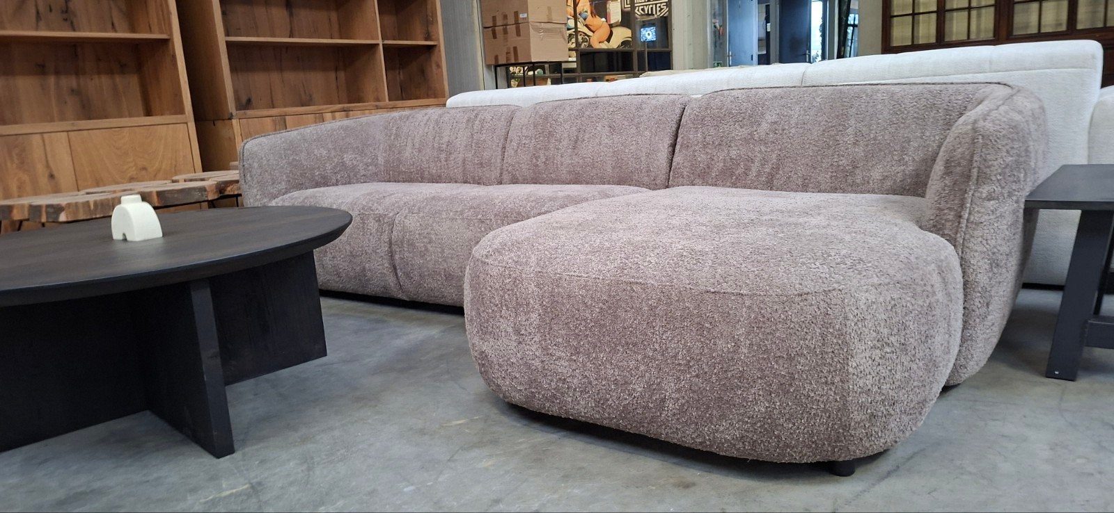 Nieuwe Loungebank met organische vormen - Showroommodel, Huis en Inrichting, Banken | Bankstellen, 250 tot 300 cm, Hoekbank, Nieuw
