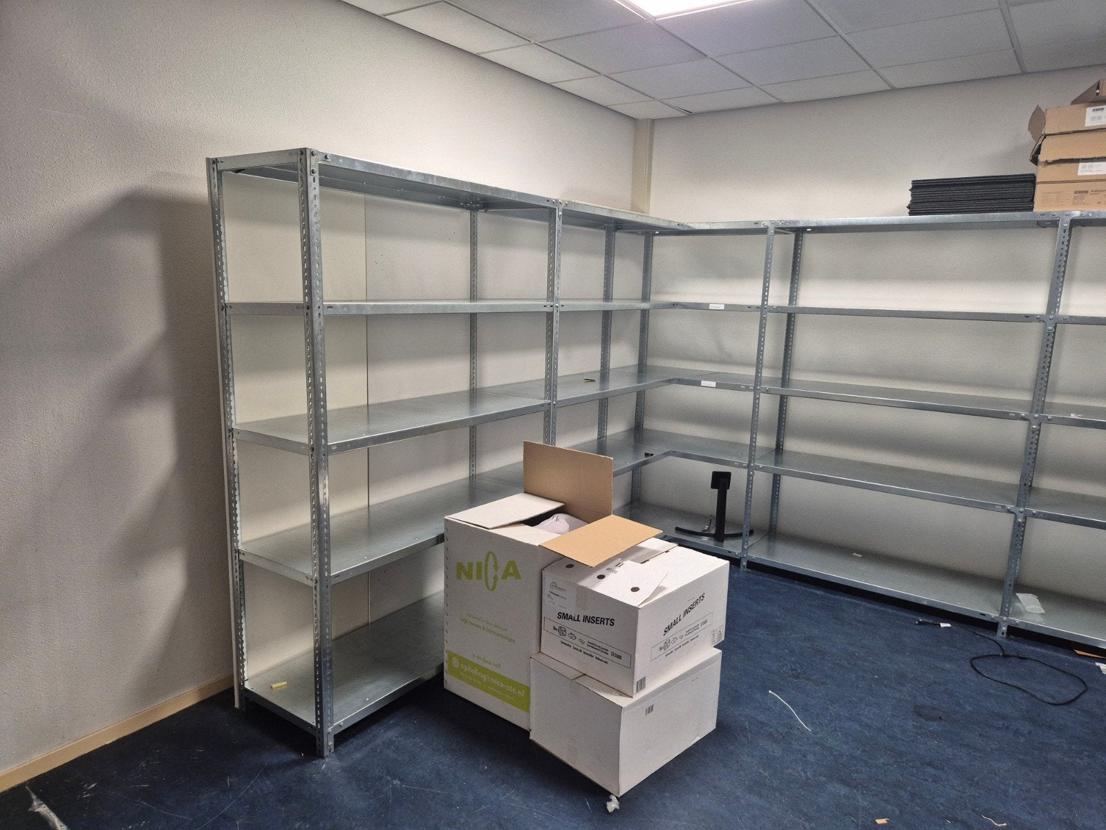Te koop verzinkte ijzer stellingkast - 12 mtr lang, Huis en Inrichting, Ophalen, Zo goed als nieuw