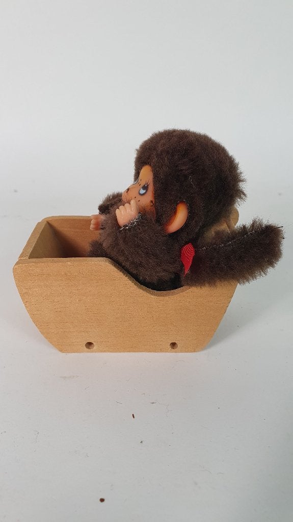 Vintage Mini Monchhichi poppetje, houten slee. 8B11, Verzamelen, Poppetjes en Figuurtjes, Tweedehands verkoop, Tweedehands verkoop
