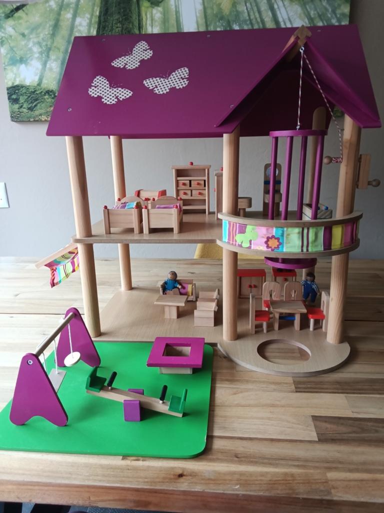 Houten poppenhuis met meubels en speeltuin, Ophalen of Verzenden, Zo goed als nieuw, Meisje