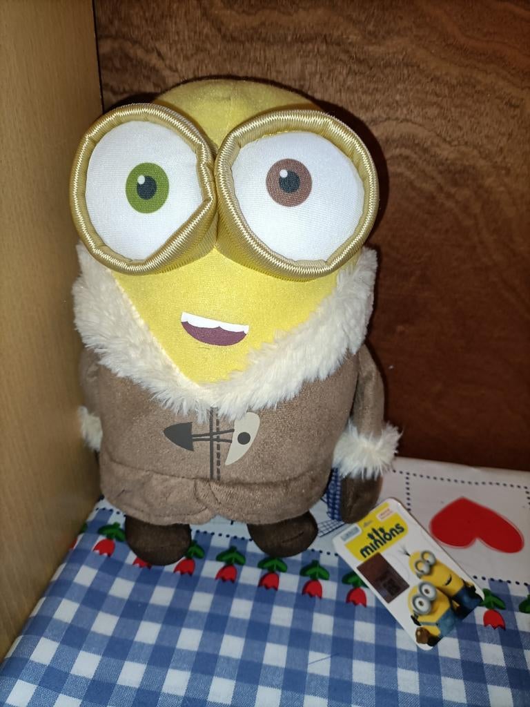 Minion knuffel met bruine jas 26 cm groot, Ophalen of Verzenden, Zo goed als nieuw