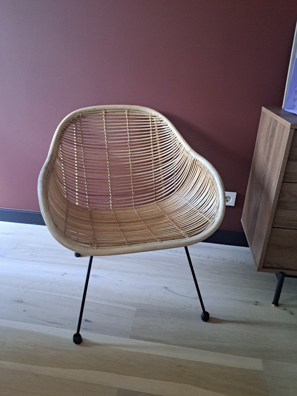 Rotan stoel met metalen poten, Huis en Inrichting, Stoelen, Ophalen, Overige kleuren, Zo goed als nieuw, Metaal