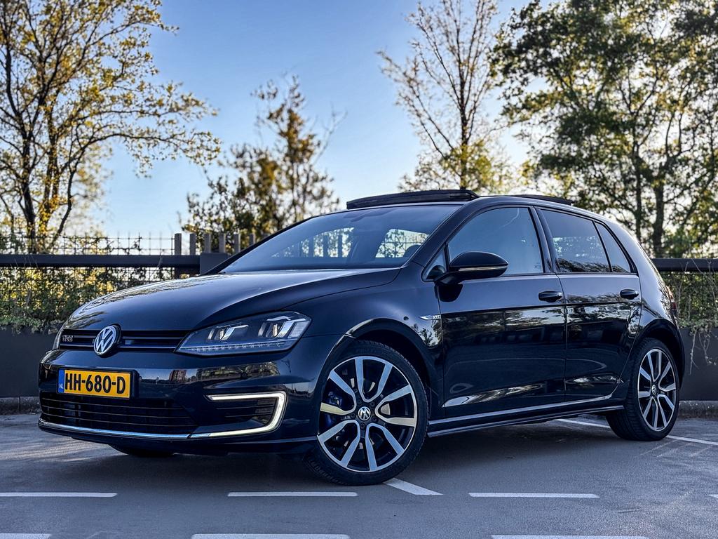 Volkswagen Golf GTE 204PK | PANO | LEDER | STOELVERWARMING, Auto's, Volkswagen, Zwart, 4 cilinders, Zwart, 1395 cc