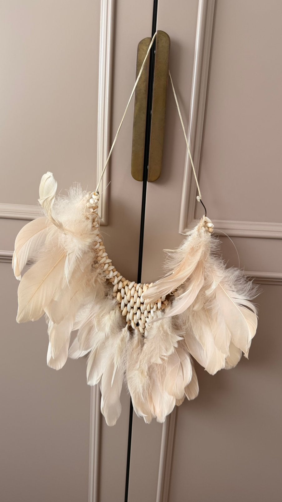 J-line wanddecoratie ketting schelpen veren zalmkleurig boho, Ophalen, Boho, Decoratieobject, Zo goed als nieuw