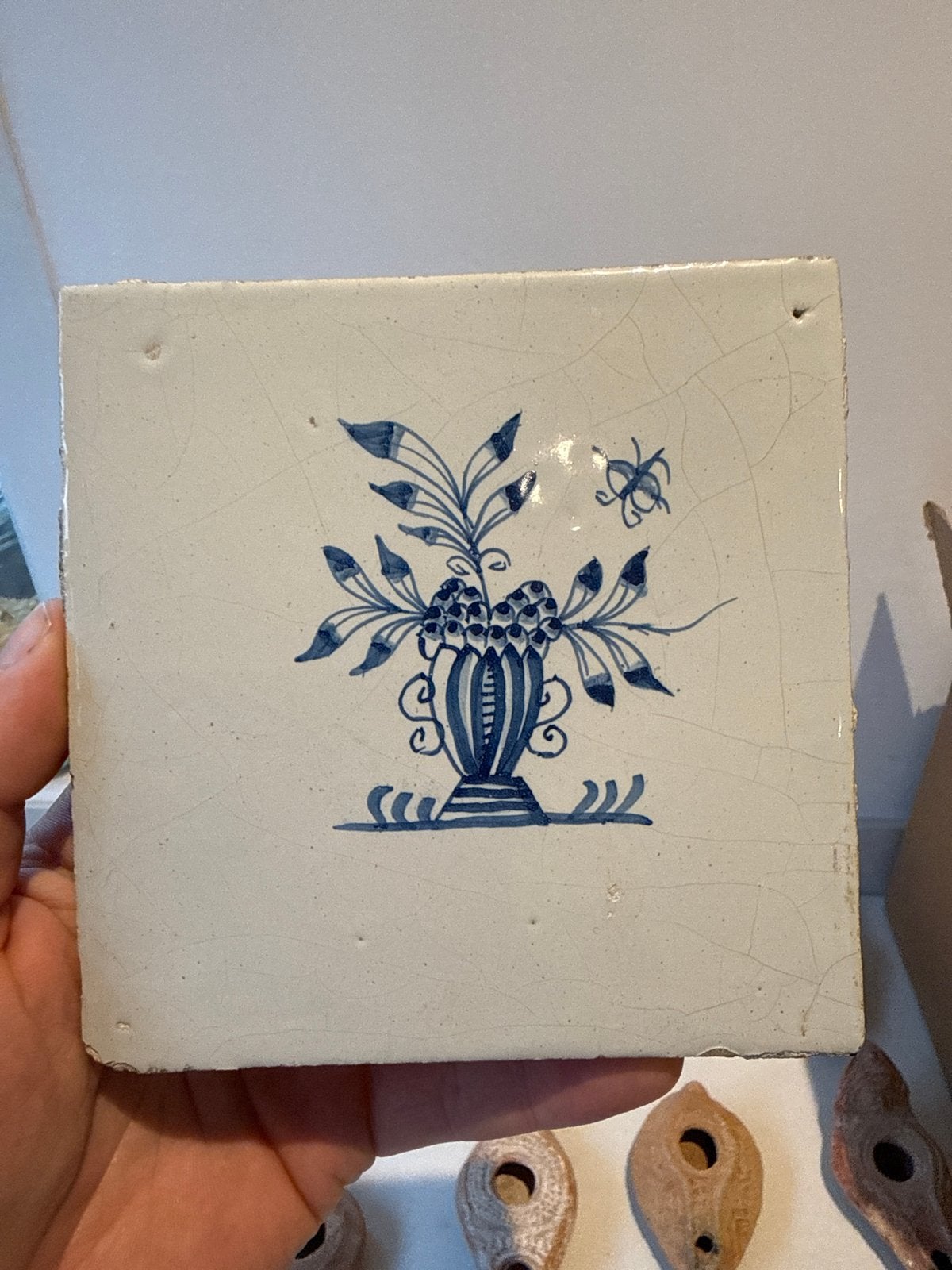 Zeldzame 17e eeuwse tegel met bloempot, geen restauratie, Ophalen of Verzenden