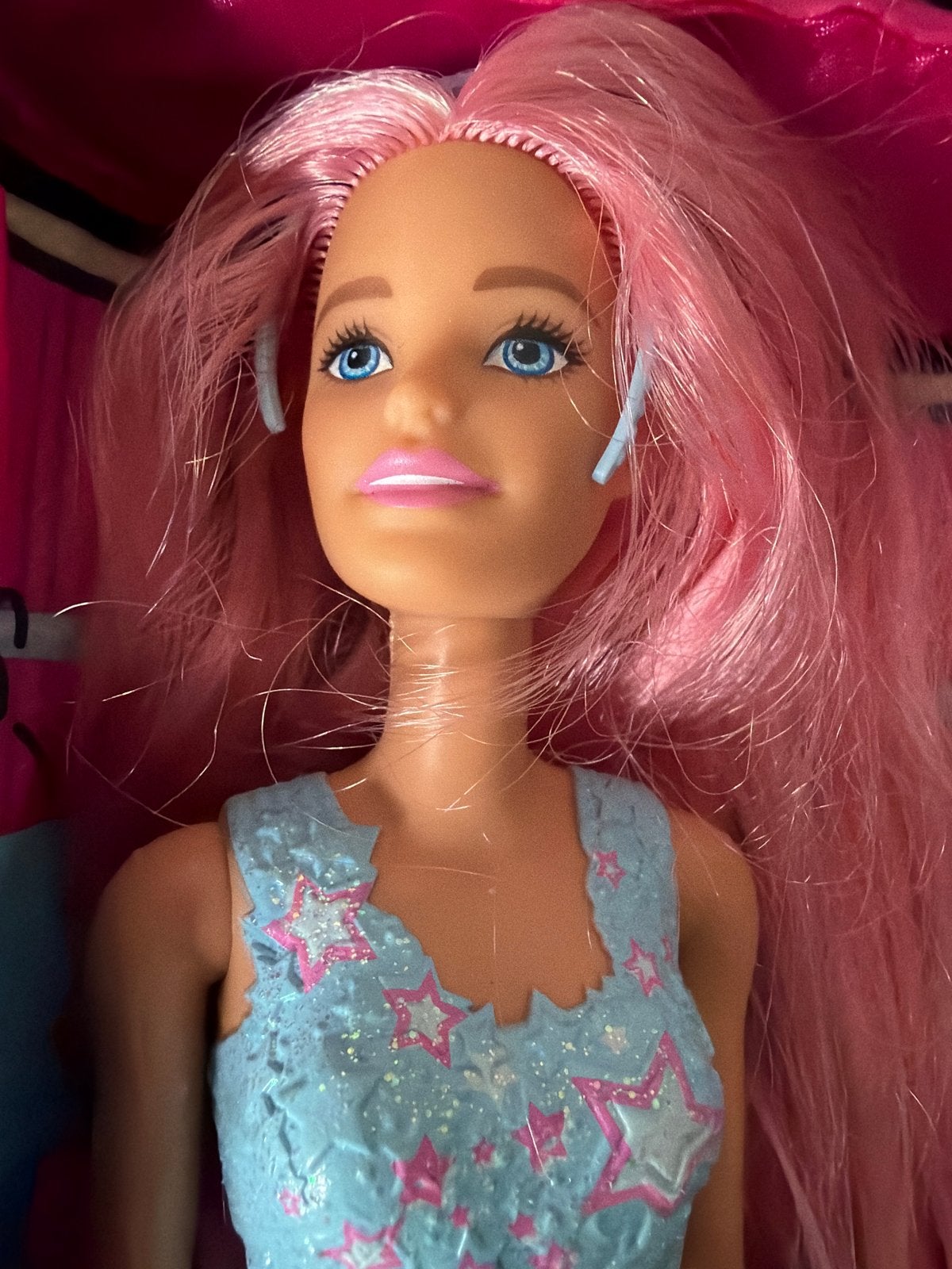 Barbie met roze haar en reisetui, Kinderen en Baby's, Speelgoed | Poppen, Ophalen of Verzenden, Gebruikt, Barbie