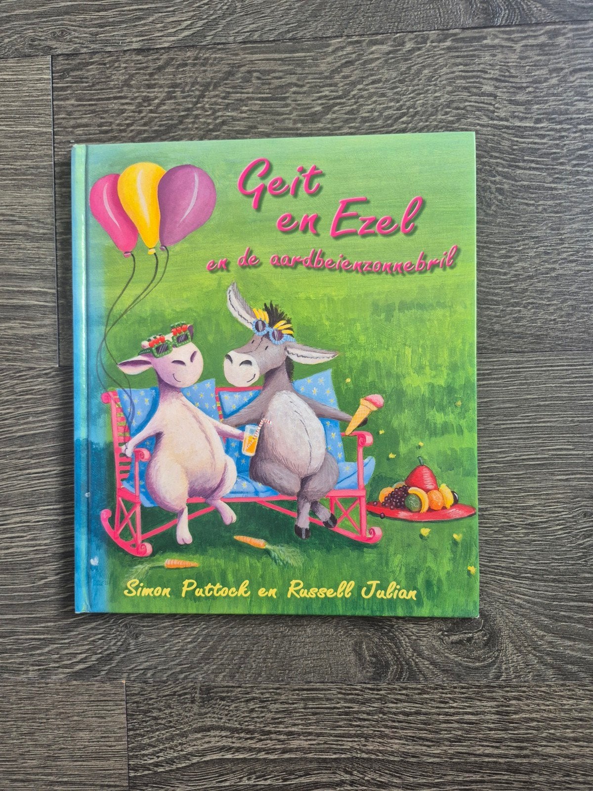 Geit en Ezel en de aardbeiensonnebril - Kinderboek, Ophalen of Verzenden, Zo goed als nieuw, Simon Puttock en Russell Julian, Fictie algemeen