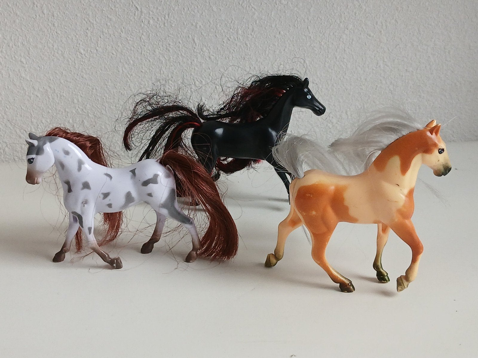 drie paarden met echte manen en staart hoogte 8 cm, Ophalen of Verzenden