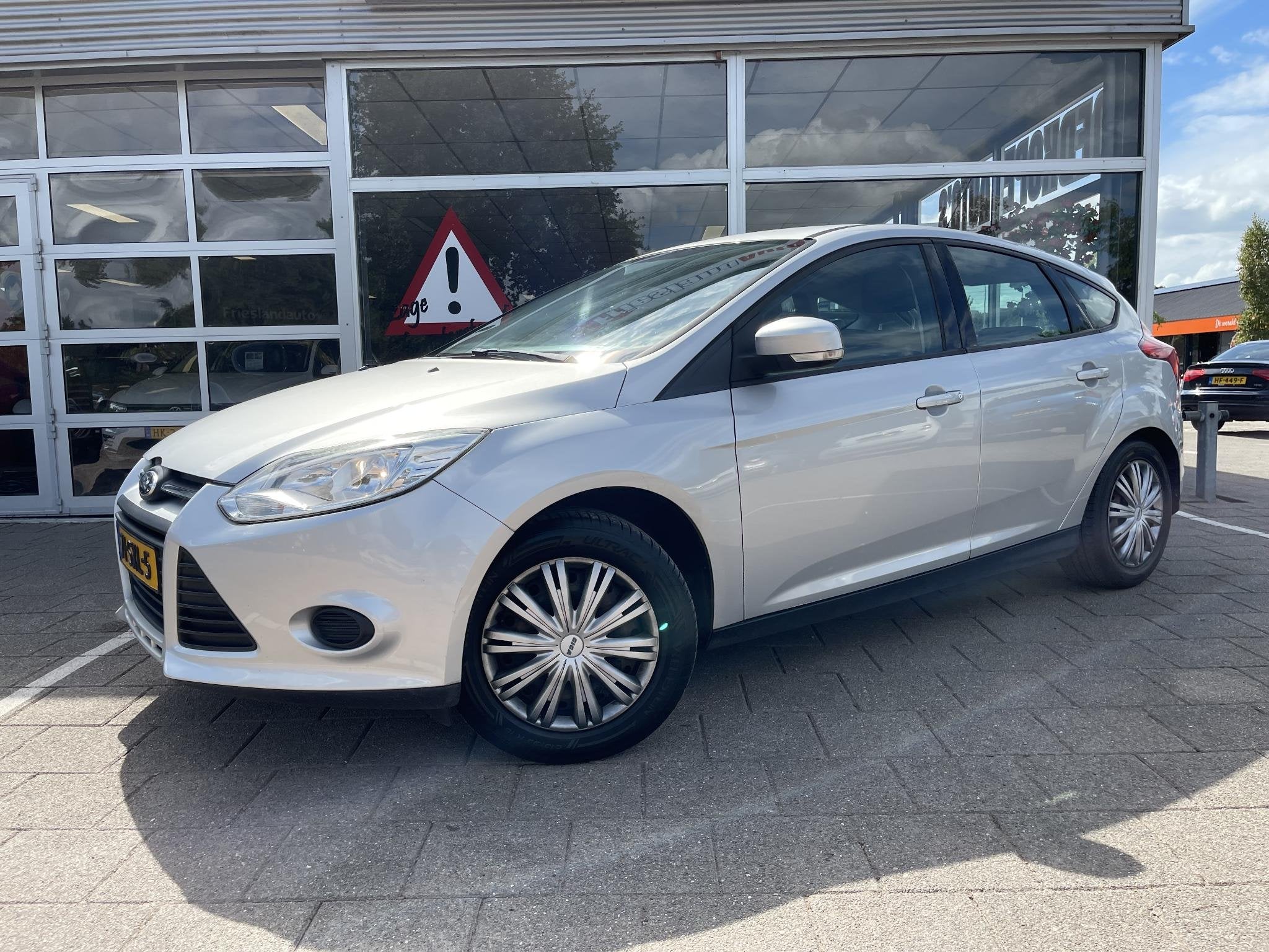 Ford Focus 1.6 TI-VCT Trend /Cruise/Airco/Trekhaak/distr. vv, Stof, Gebruikt, 4 cilinders, Met garantie (alle)