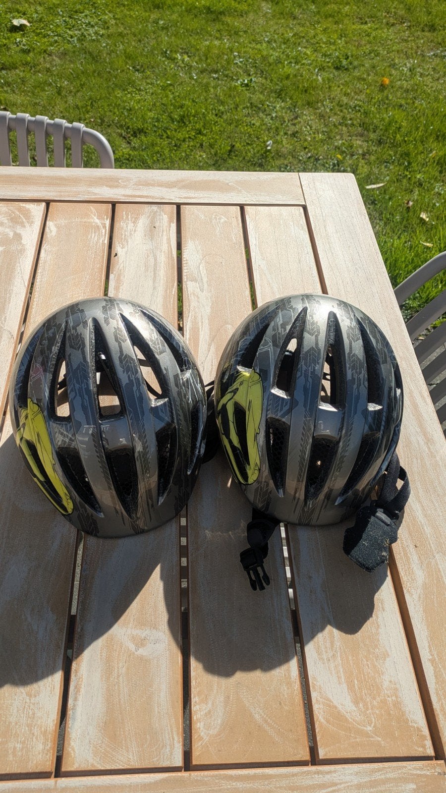 Twee kinder fietshelmen - Grijs met geel accent, Ophalen, Gebruikt, Overige maten, Jongen of Meisje