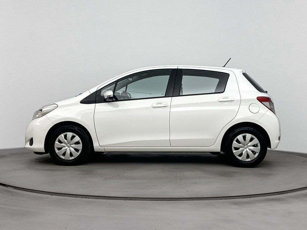 Toyota Yaris 1.0 VVT-i Now | Dealer onderhouden | 1e eigenaa, Auto's, Stof, Gebruikt, Parkeersensor, Wit