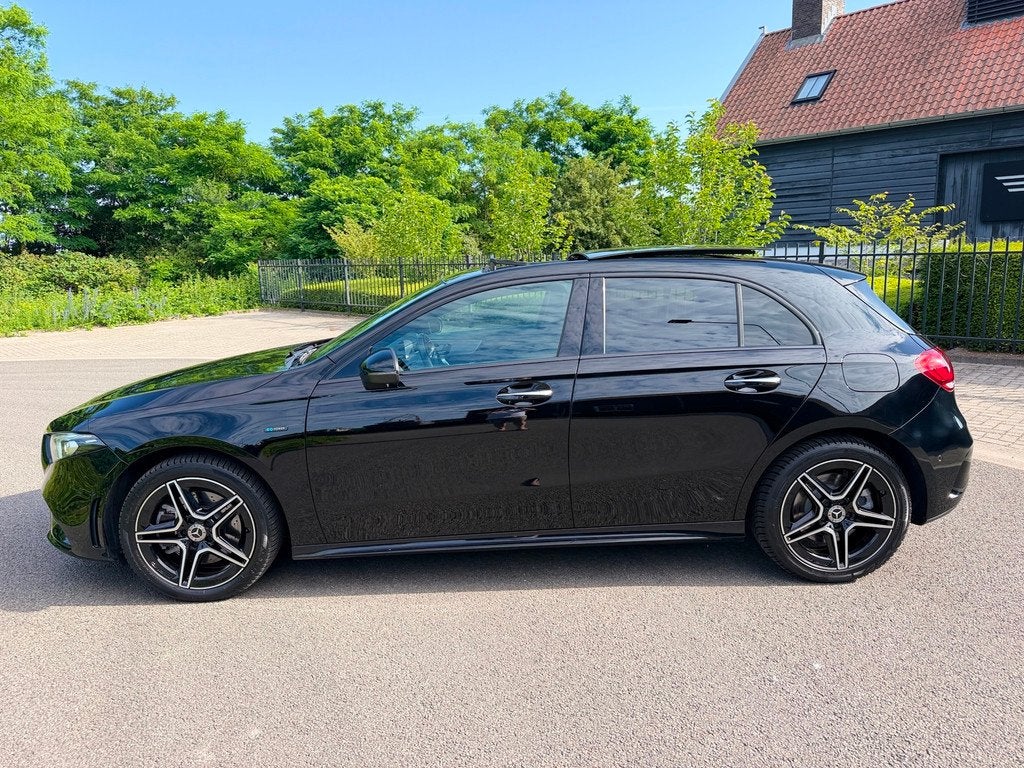 Mercedes-Benz A-klasse 250 e AMG Limited Nightpakket Burmest, Auto's, Mercedes-Benz, Gebruikt, 4 cilinders, 15 kWh, Automatische klimaatregeling