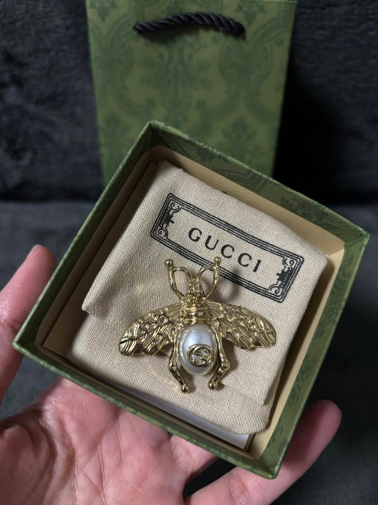 Gucci Bijenbroche met Parel en GG-logo, Sieraden, Tassen en Uiterlijk, Broches, Overige materialen, 4 tot 7 cm, Ophalen of Verzenden