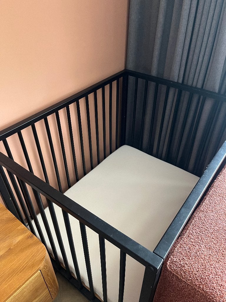 Zwarte box met matras, Kinderen en Baby's, Boxen, Ophalen, Gebruikt, Vierkant, In hoogte verstelbaar