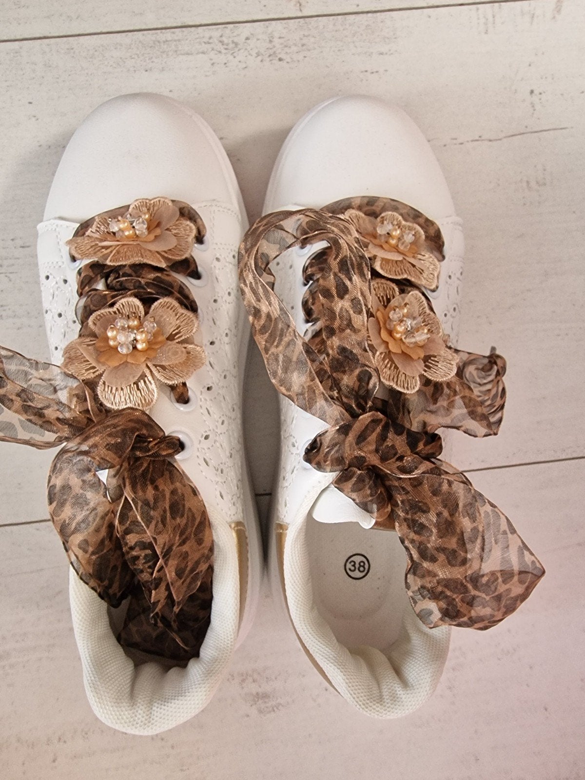 Foto 3 van Witte sneakers met gouden accenten en luipaardprint lint