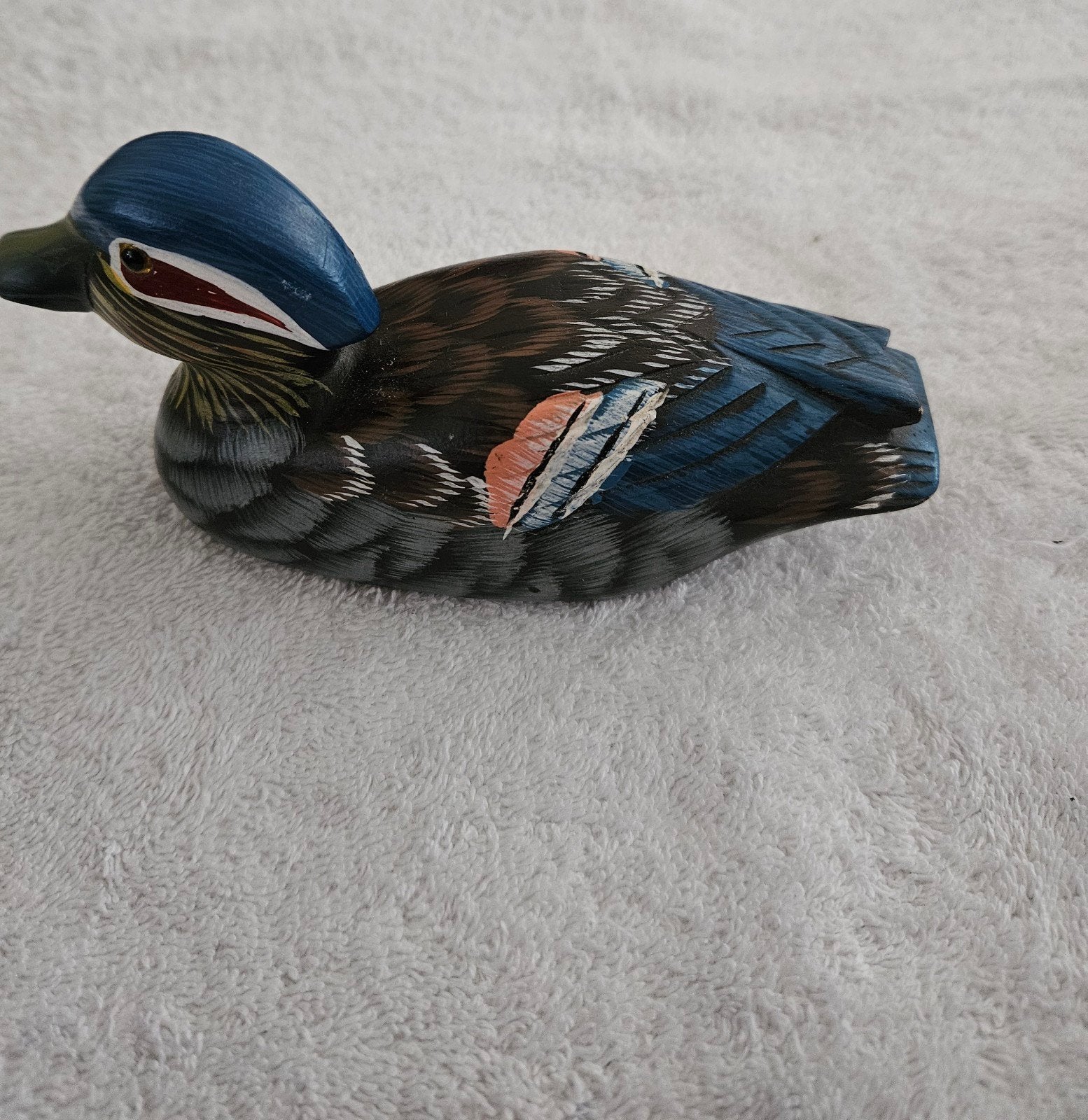 Houten eend met twee kuikens - Handgesneden en beschilderd, Ophalen of Verzenden, Gebruikt, Vogel, Beeldje of Figuurtje
