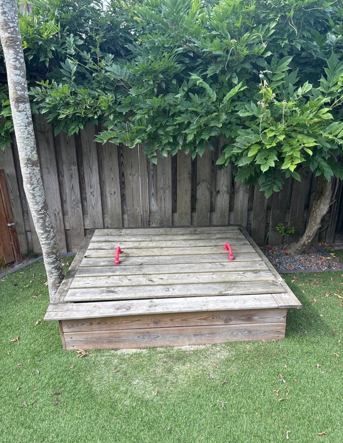 Houten zandbak met deksel, Ophalen, Gebruikt