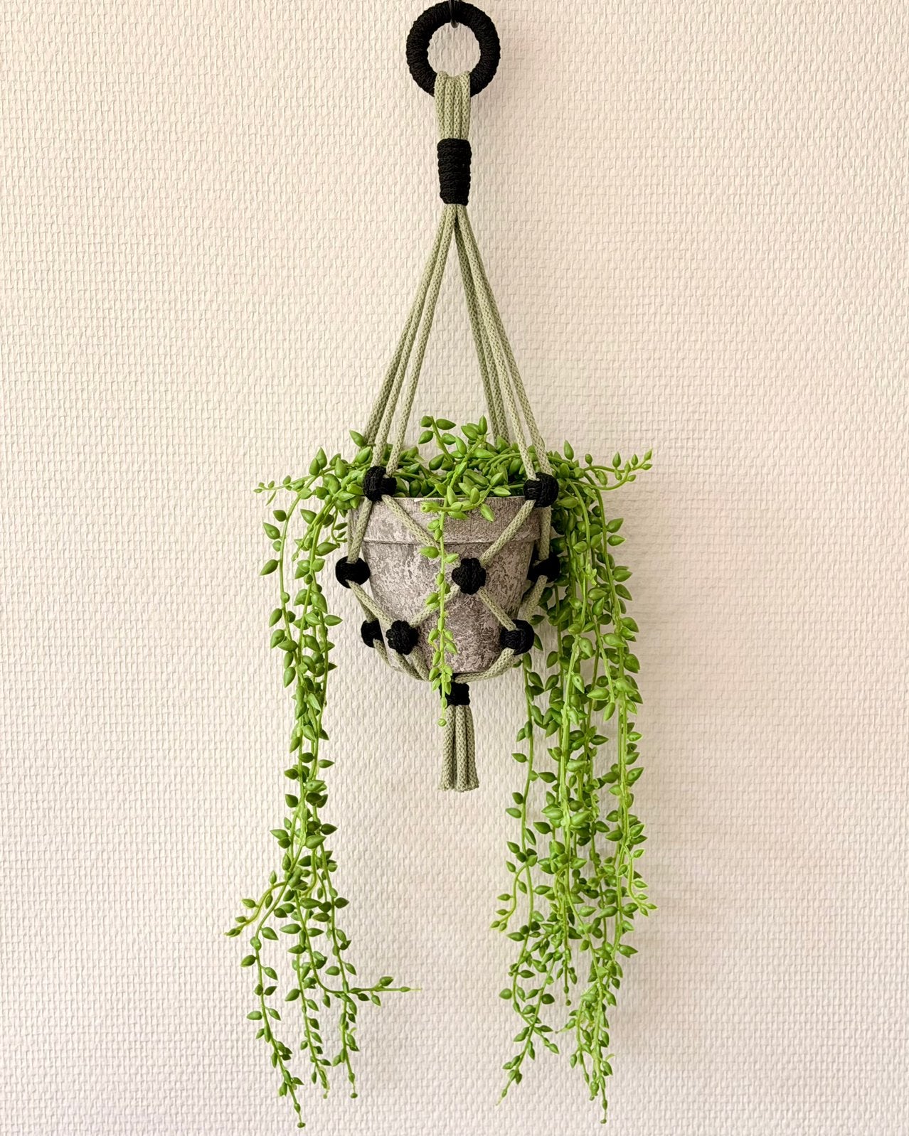Kleine macramé plantenhanger - grijsgroen/zwart, Groen, Boho, Nieuw, Ophalen of Verzenden
