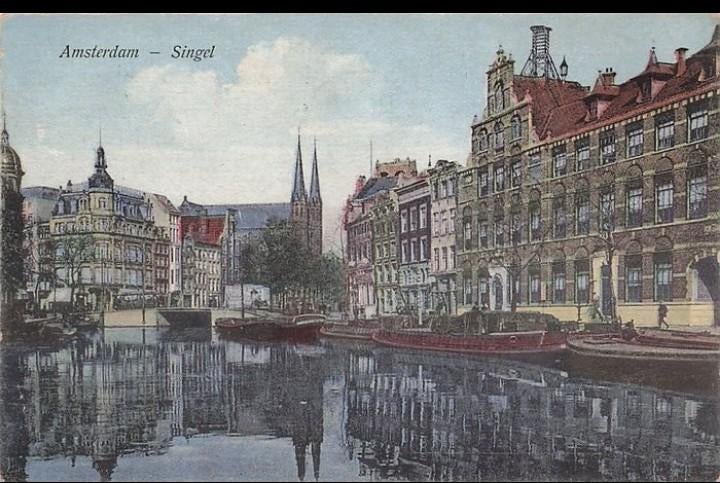 Amsterdam Singel prachtige weerspiegeling van gebouwen 1920, Verzamelen, Ansichtkaarten | Nederland, Verzenden, Voor 1920, Gelopen