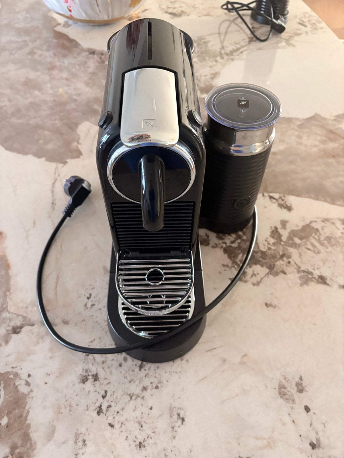 Nespresso Inissia koffiezetapparaat met melkopschuimer, Espresso apparaat, Ophalen of Verzenden, Zo goed als nieuw, 1 kopje