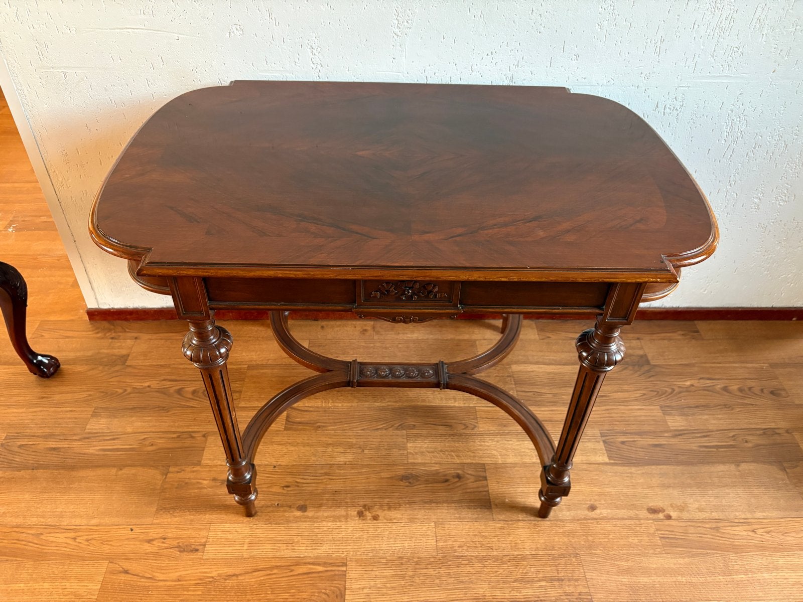 Antieke bijzettafel met houtsnijwerk, Ophalen