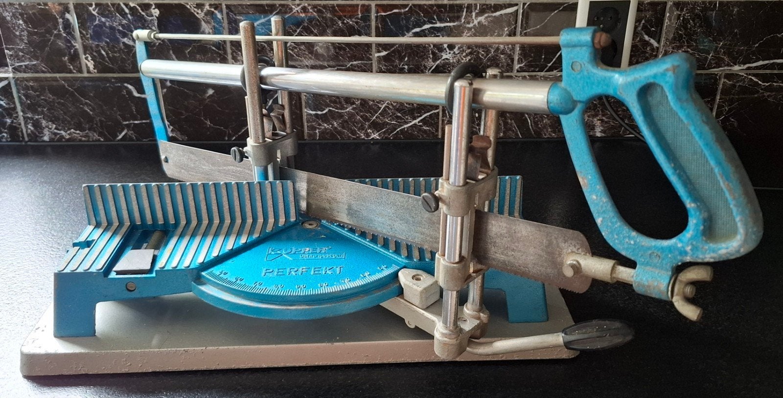 Kupper Perfekt verstekzaag met zaag, Doe-het-zelf en Verbouw, Gereedschap | Zaagmachines, Ophalen, Gebruikt, Kupper Perfekt, Afkortzaag