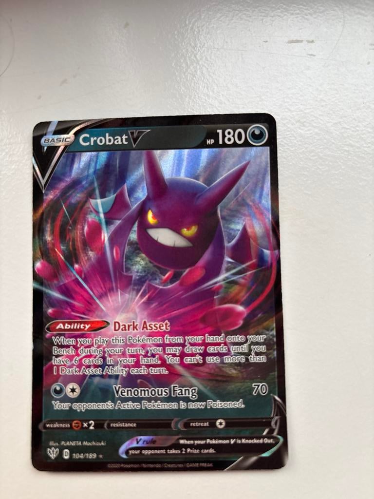 Pokémon Crobat V (104/189) - Darkness Ablaze, Ophalen of Verzenden, Zo goed als nieuw, Losse kaart