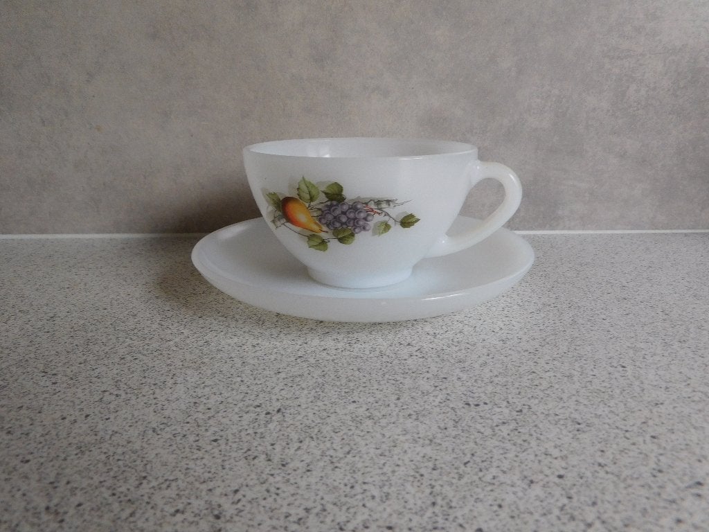 Arcopal Melkglas Soepkop en Schotel - Vintage France, Huis en Inrichting, Overige merken, Vintage, Ophalen of Verzenden, Kop(pen) en/of Schotel(s)