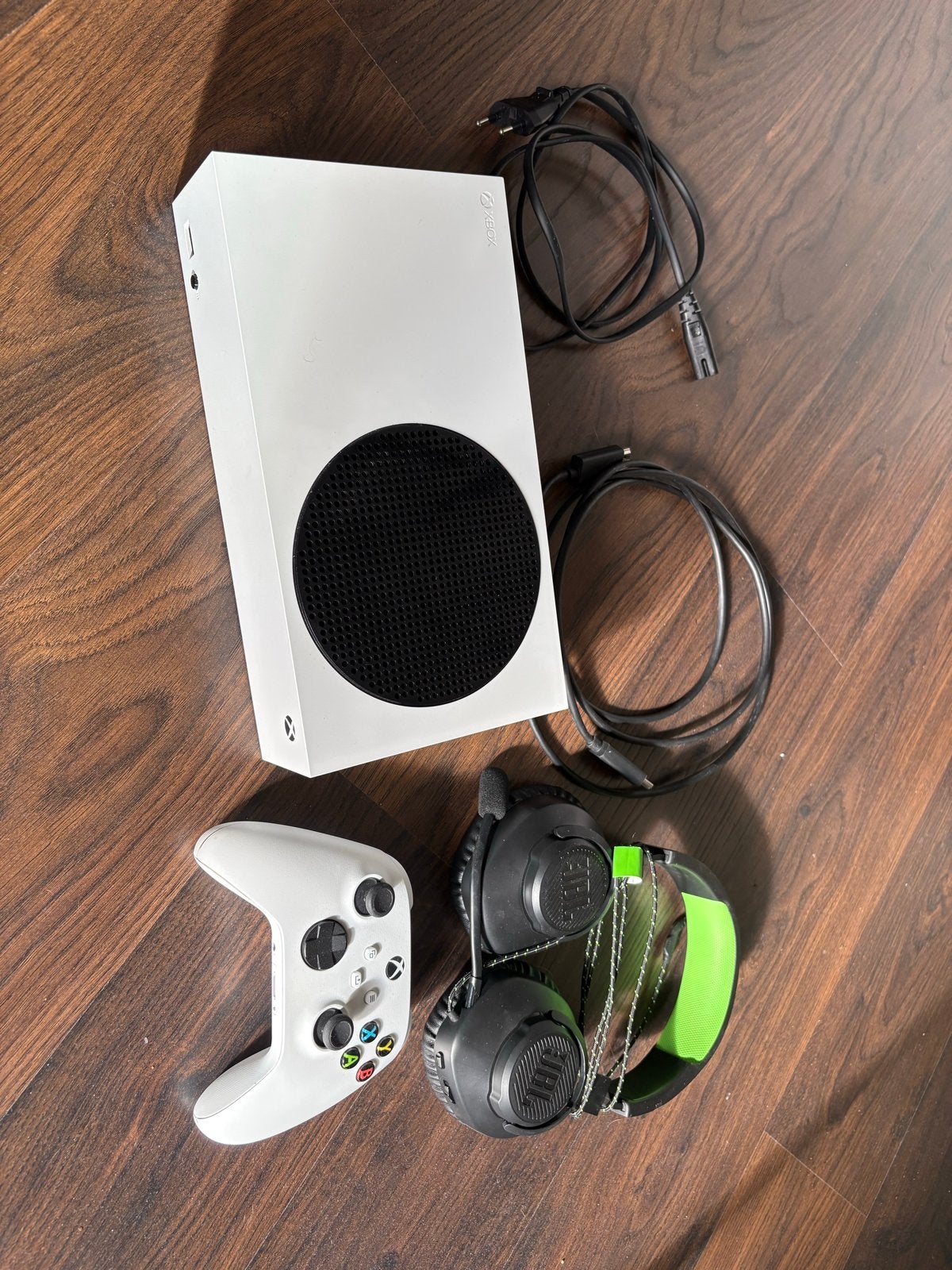 Foto 3 van Xbox Series S 500GB met controller en JBL koptelefoon