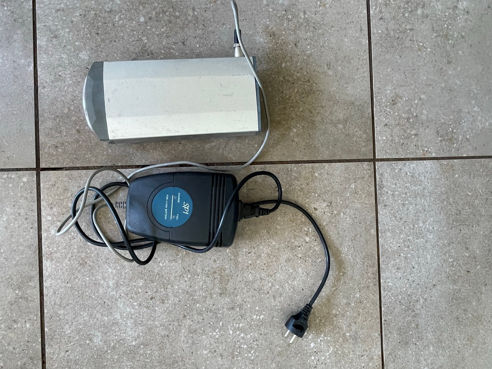 Bikkel Fietsaccu met oplader en achterlicht, Ophalen, Gebruikt