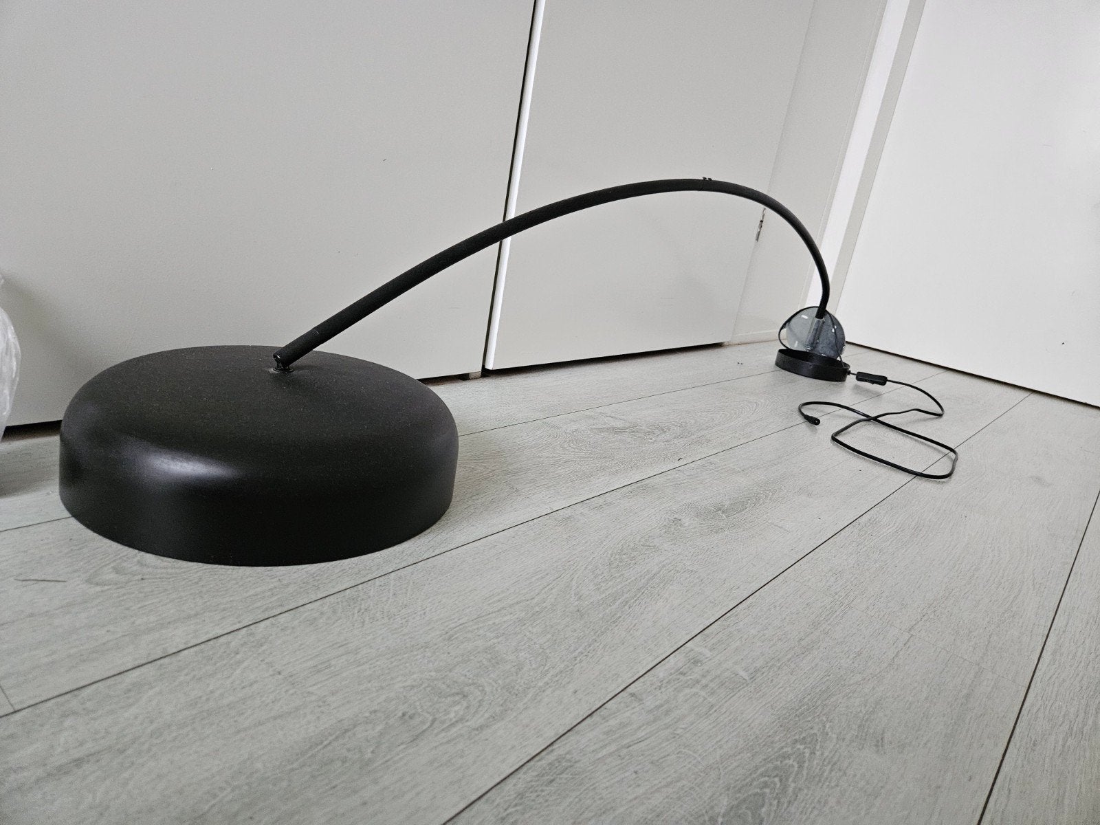 lamp met gebogen arm en muurbevestiging, Ophalen, Gebruikt, 100 tot 150 cm, Metaal
