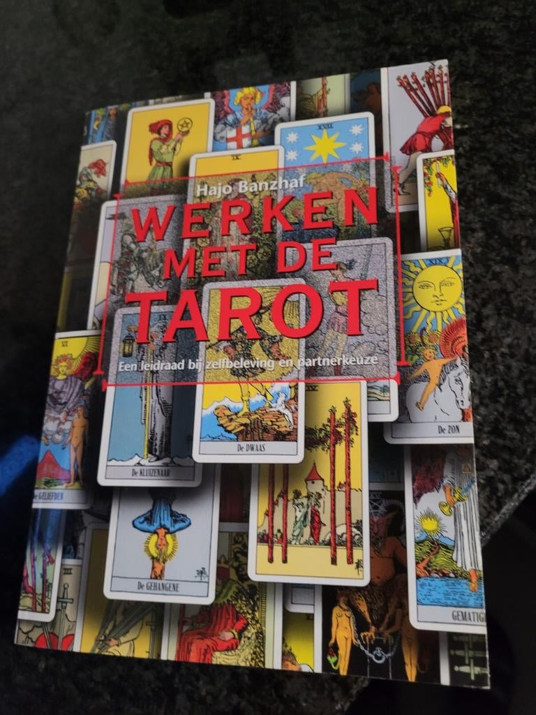 H. Banzhaf - Werken met de Tarot, Boeken, Tarot of Kaarten leggen, Overige typen, Ophalen of Verzenden, Zo goed als nieuw