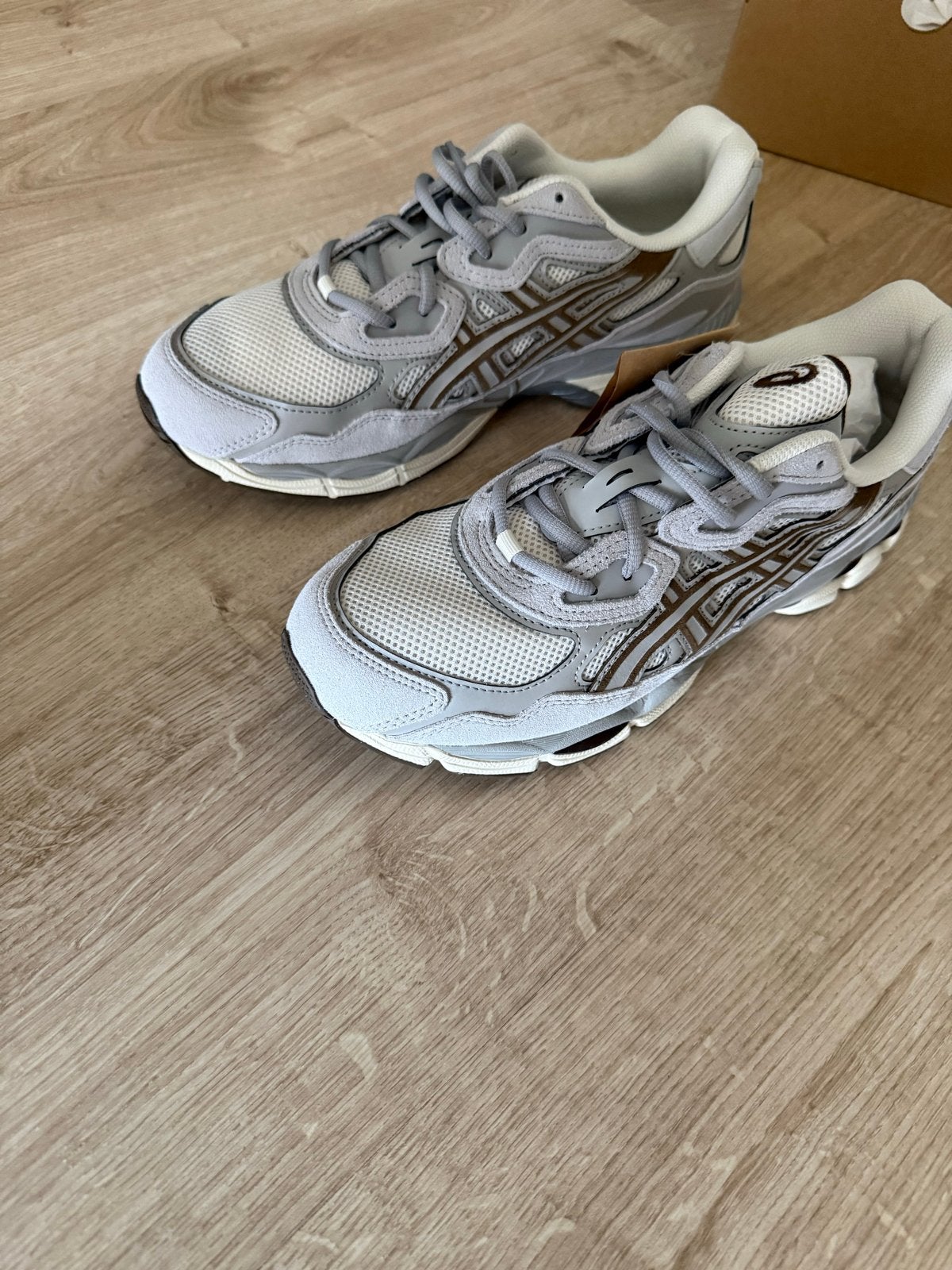 ASICS Gel NYC cream/cement grey- Nieuw in doos, Kleding | Dames, Schoenen, Ophalen of Verzenden, Nieuw, Grijs, Sneakers of Gympen