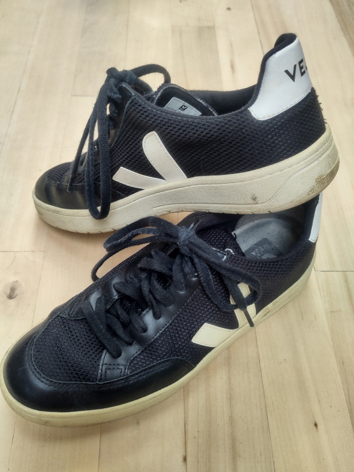 Veja V12 Sneakers Zwart Maat 40 - Weinig Gedragen, Zwart, Veja, Ophalen of Verzenden, Sneakers of Gympen