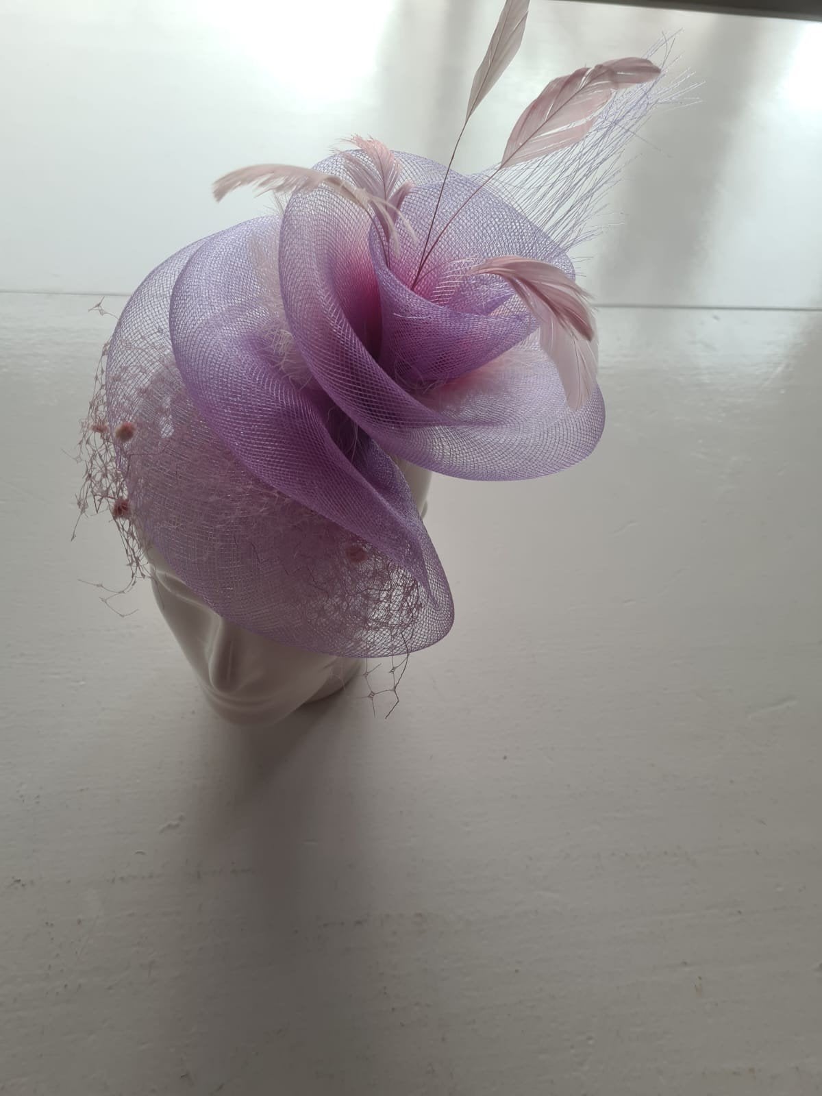 Elegante paarse fascinator met veren, Hoed, One size fits all, Ophalen of Verzenden, Onbekend
