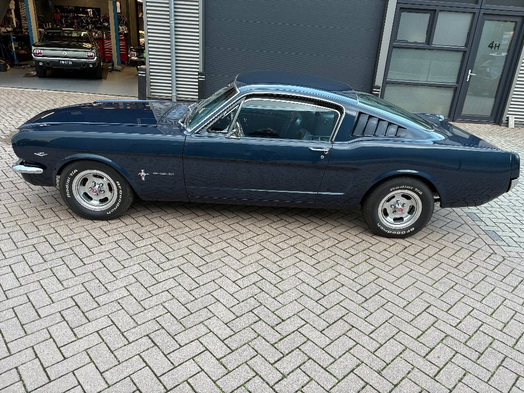 Ford Mustang Fastback 1965 V8 289-NL kenteken, Auto's, Achterwielaandrijving, Zwart, Blauw, Leder