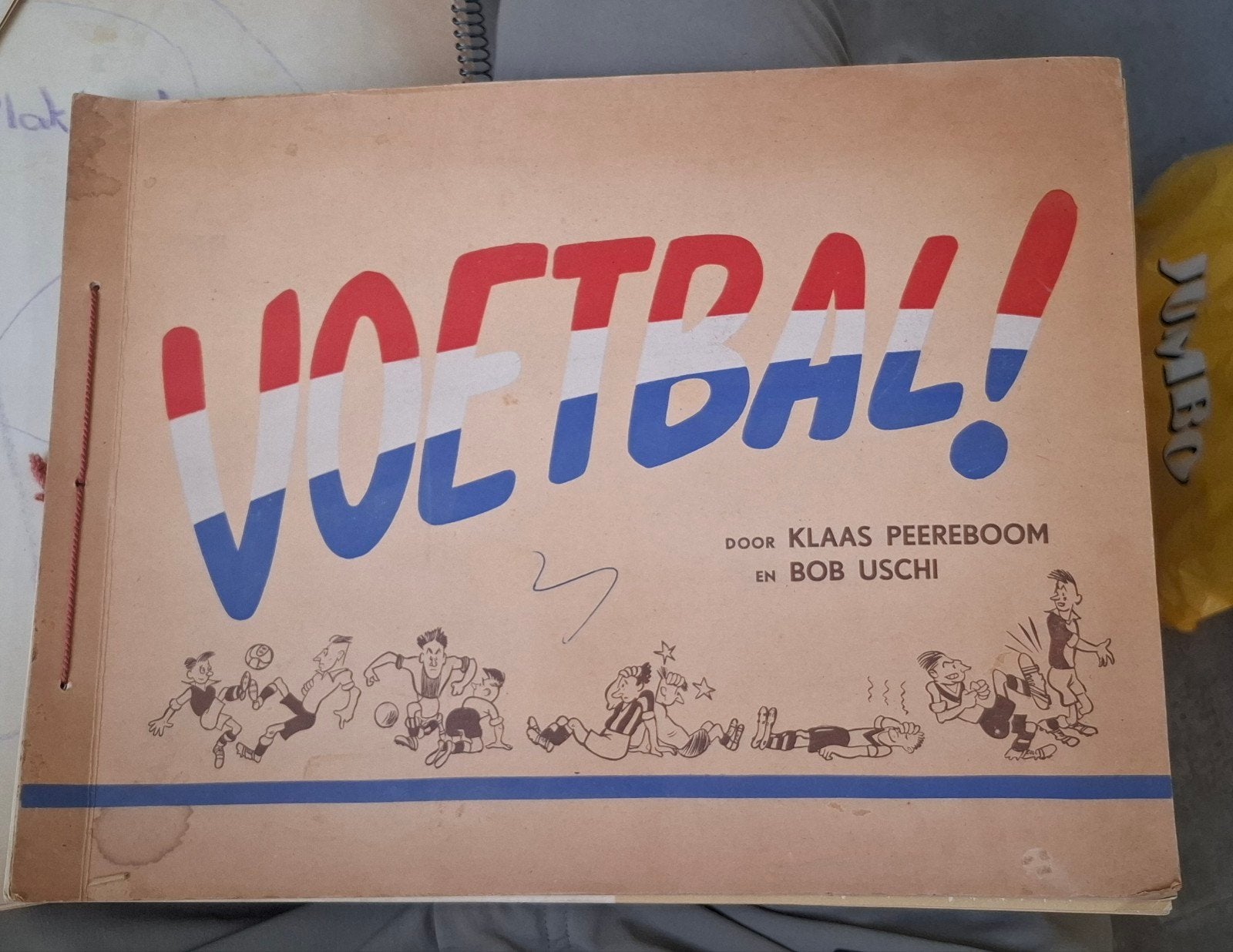 Voetbal! door Klaas Peereboom en Bob Uschi - Vintage Boek, Ophalen of Verzenden, Gelezen, Klaas Peereboom en Bob Uschi, Balsport