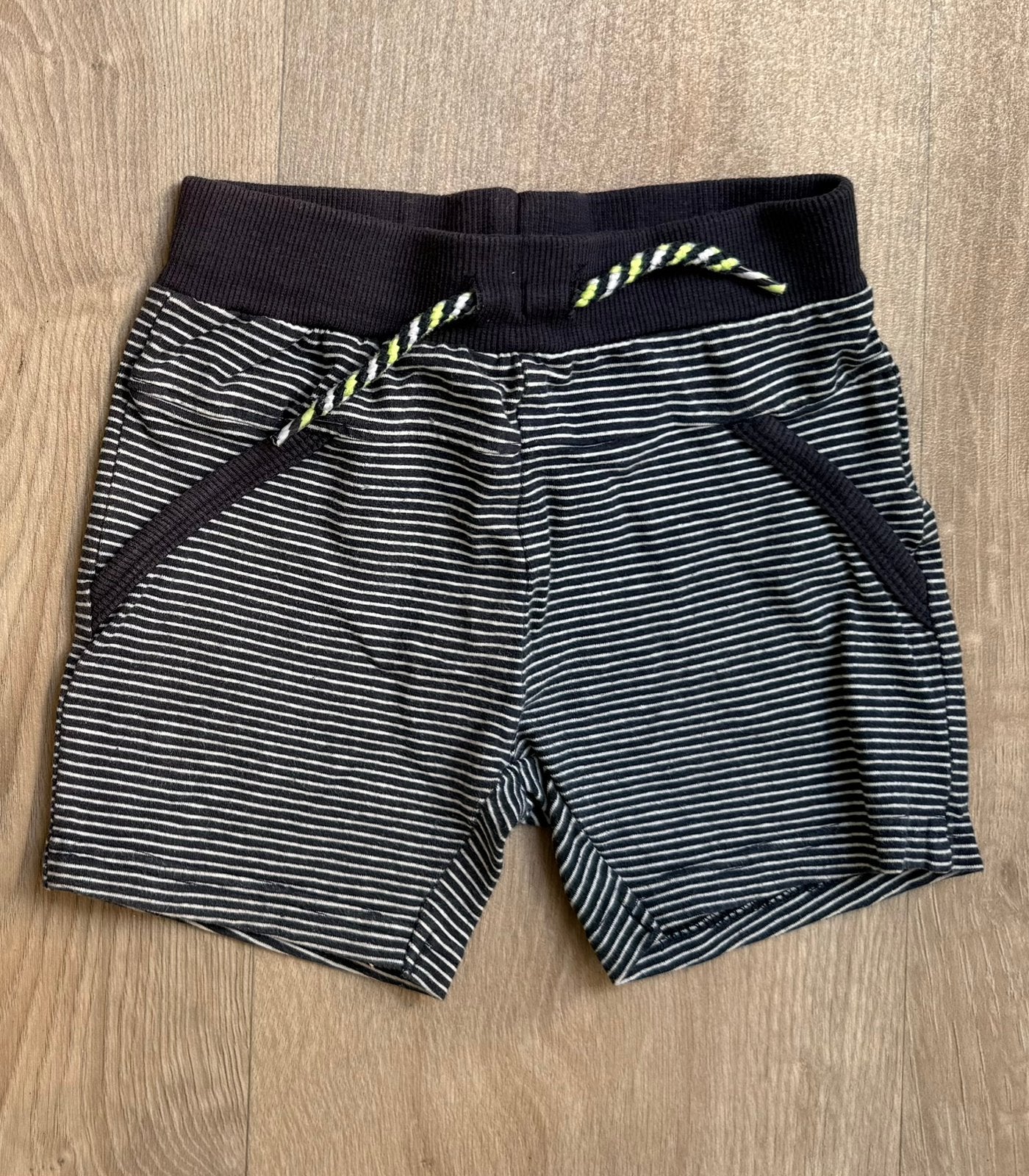 Donkerblauw kort broekje - Dirkje - maat 80, Kinderen en Baby's, Babykleding | Maat 80, Ophalen of Verzenden, Gebruikt, Jongetje