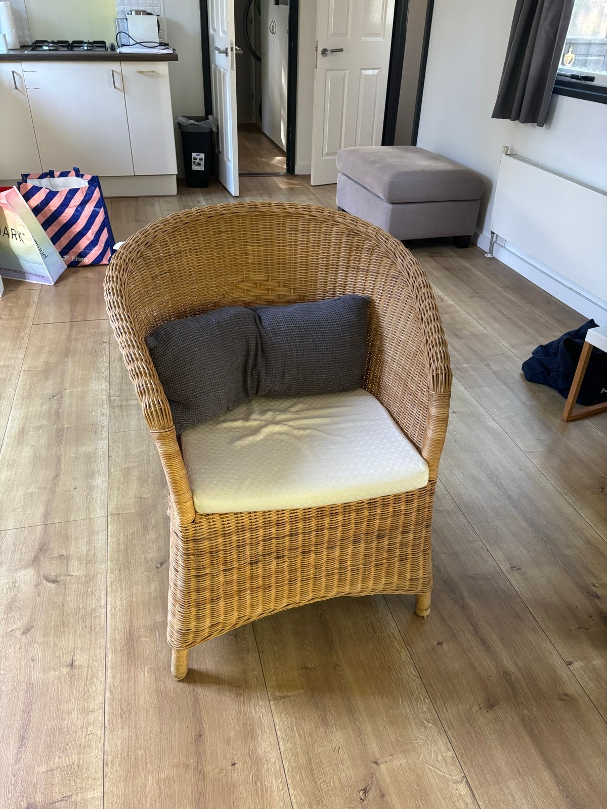 Comfortabele rieten stoel met kussen, Ophalen, Gebruikt, Bruin, Riet of Rotan