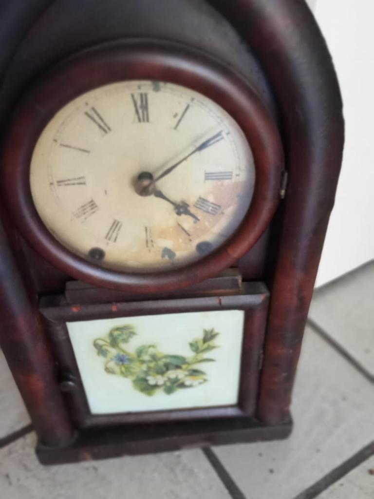 Antieke houten tafelklok met bloemmotief, Ophalen