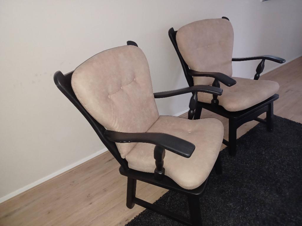 2 leuke opgeknapte zwarte lekker zittende stoelen, Gebruikt, Twee, Zwart, Ophalen of Verzenden