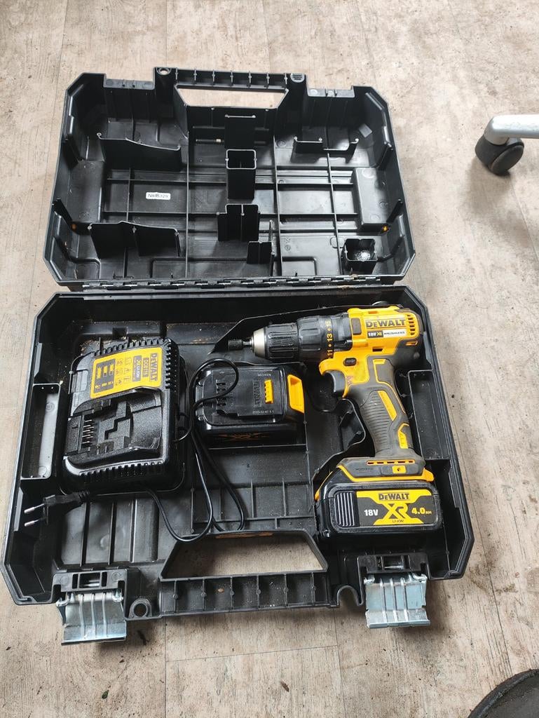 DeWalt 18V Boor- en Schroefmachine met 2 accu's en lader, Variabele snelheid, Ophalen of Verzenden, Minder dan 400 watt, Zo goed als nieuw