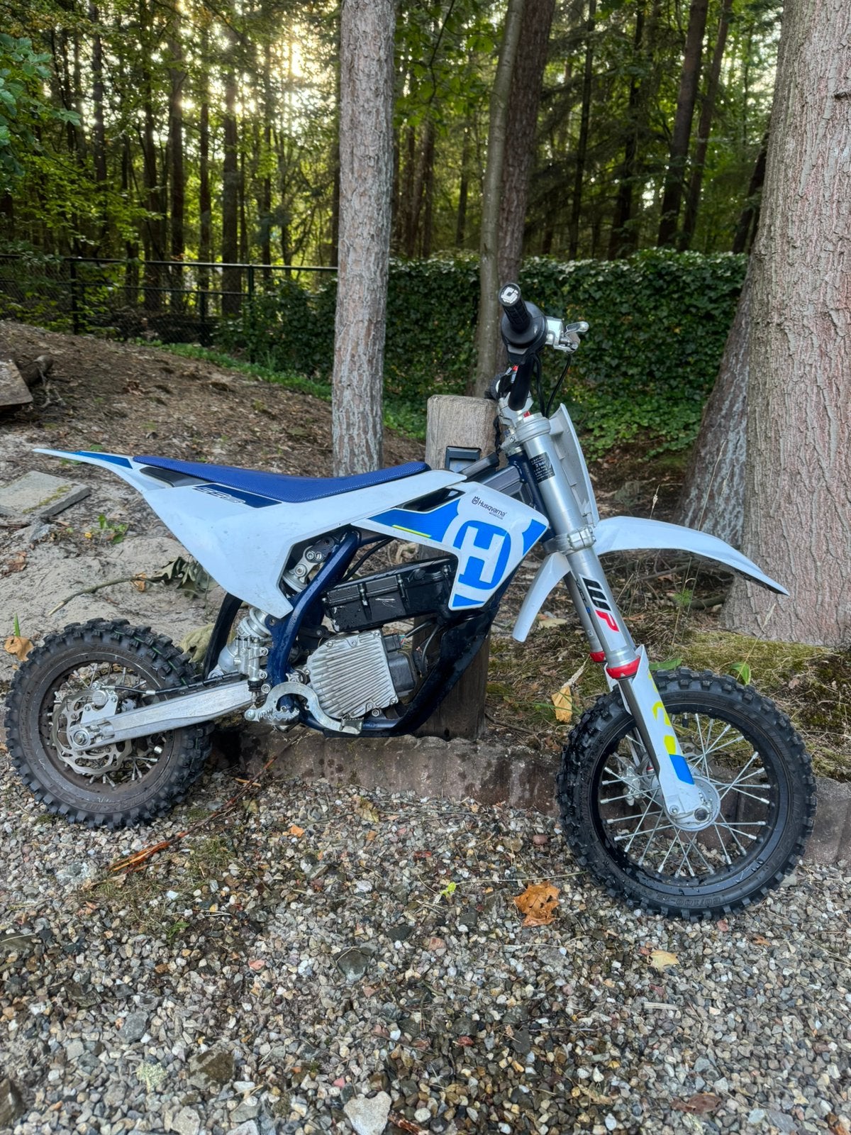 Te koop kinder crossmotor elektrisch Husqvarna EE 5, Ophalen, Gebruikt, Schijfrem, Overige typen