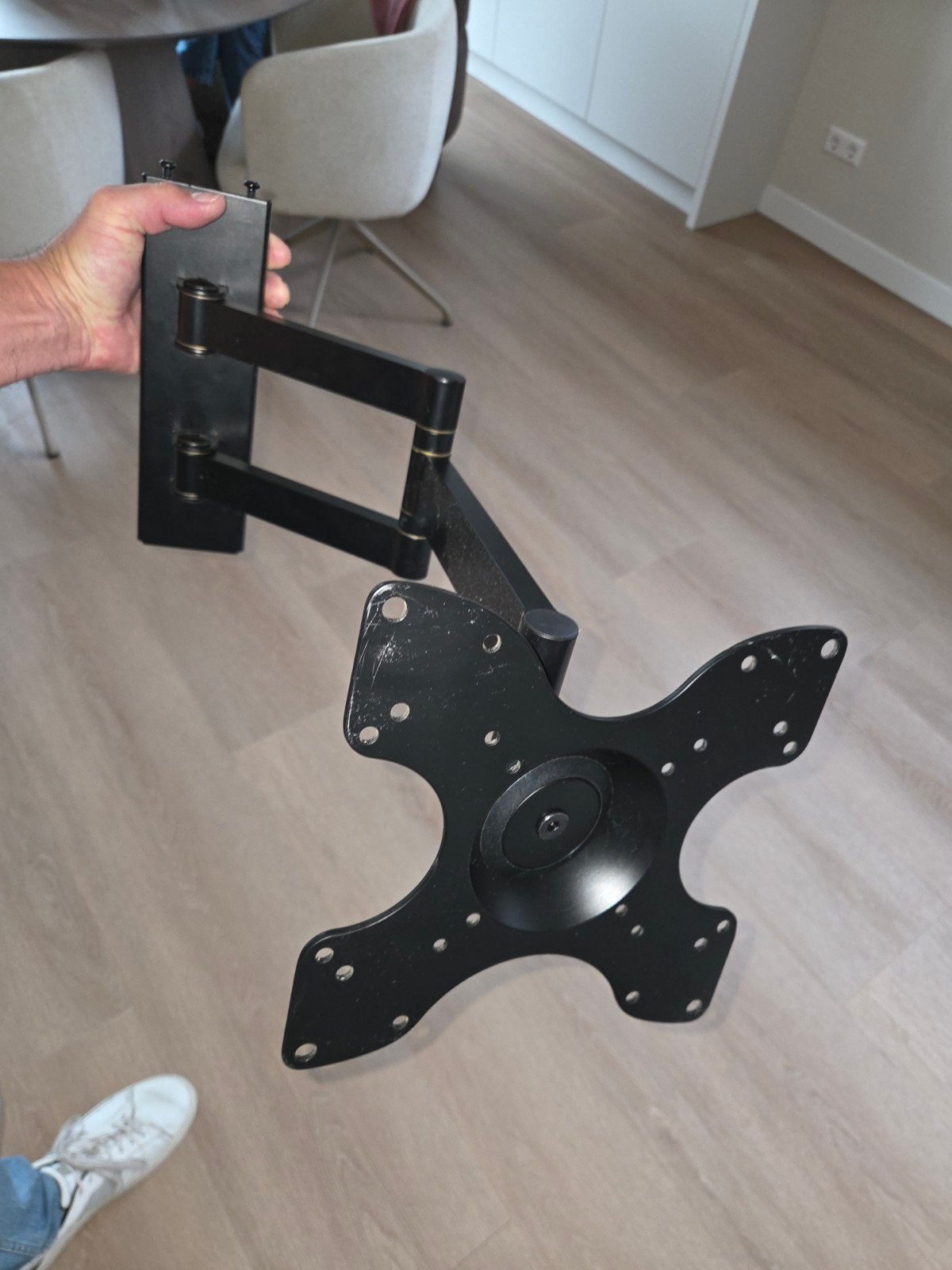 Zwarte TV-beugel met zwenkarm voor wandmontage, Ophalen, Gebruikt