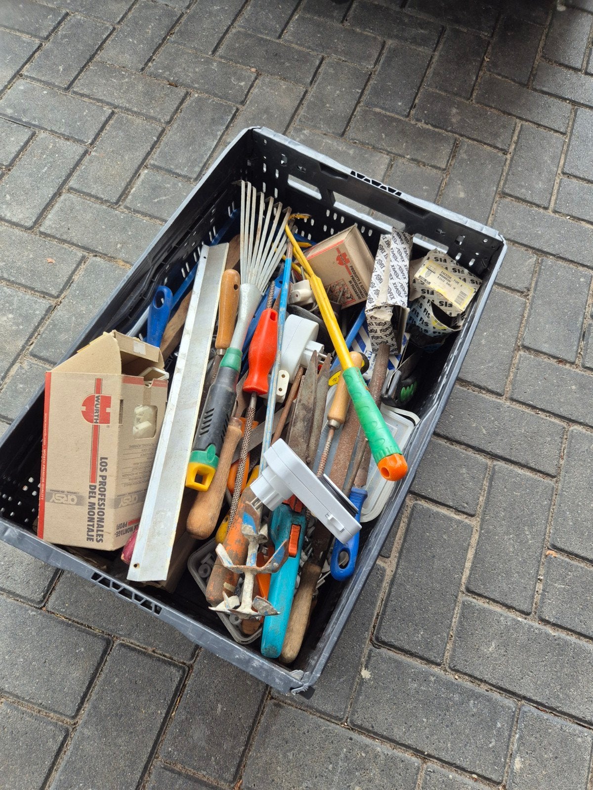 Krat vol gereedschap: tuin, huis en grote collectie vijlen, Ophalen