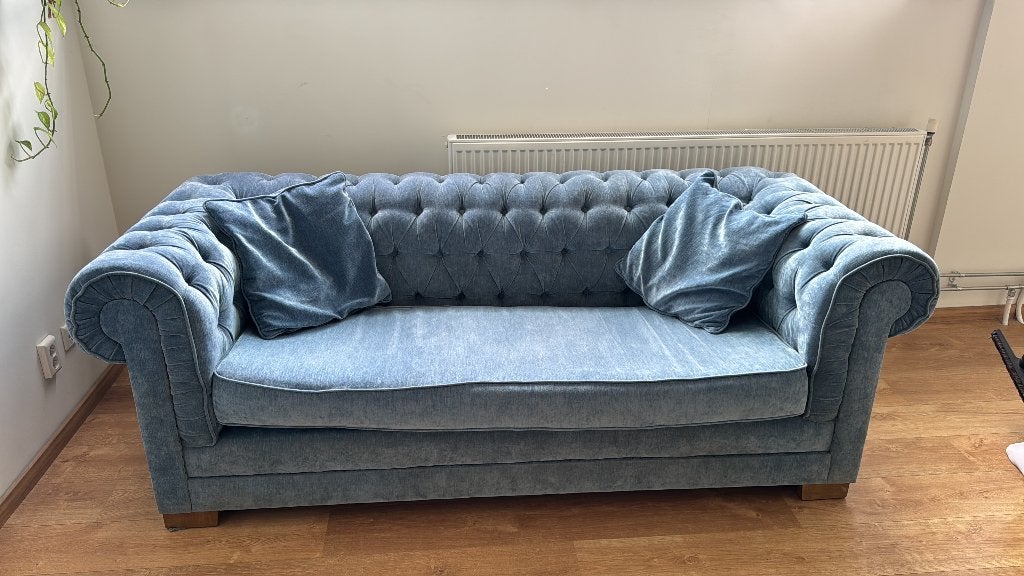 Riviera Maison Chesterfield stijl blauwe bank, Huis en Inrichting, Banken | Bankstellen, Ophalen, Gebruikt, 100 tot 125 cm, Driepersoons