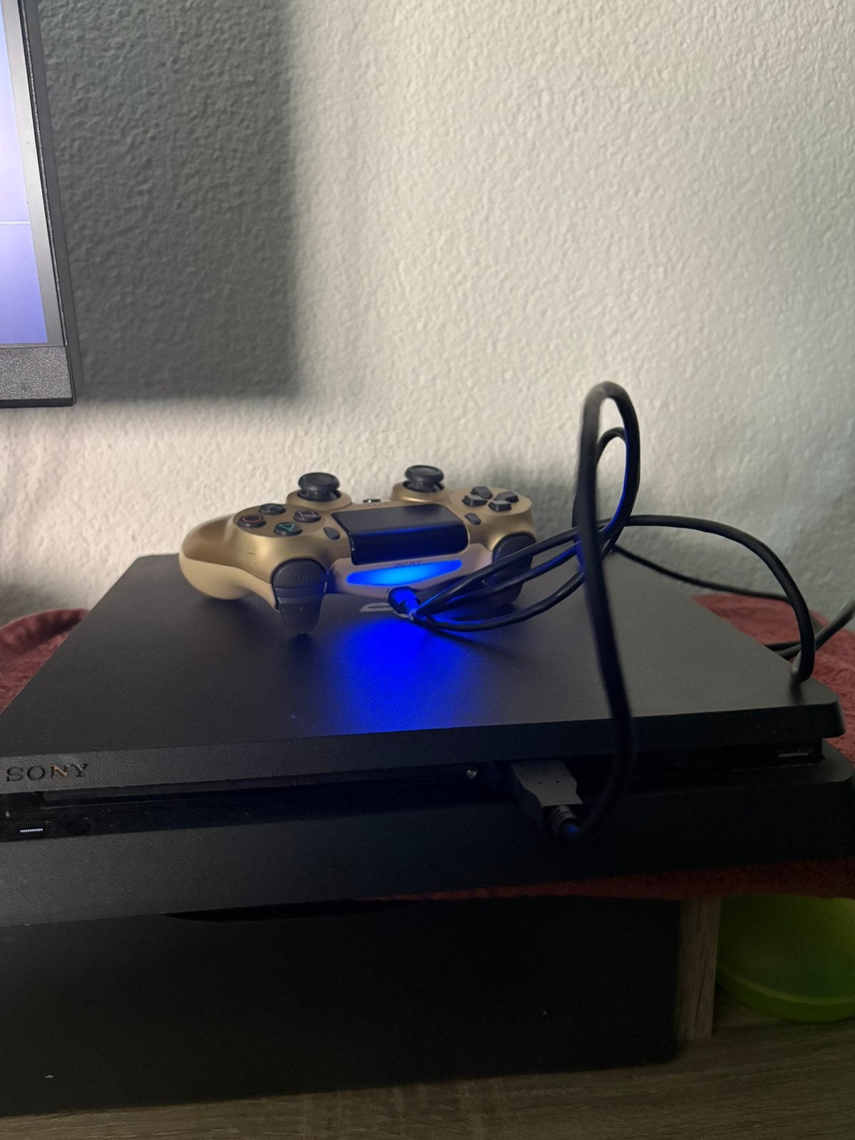 PlayStation 4 + gouden controller + oplader controller, Spelcomputers en Games, Spelcomputers | Sony PlayStation Consoles | Accessoires